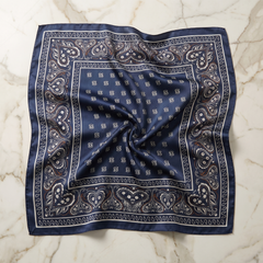 Roselys Paris foulard femme marine bleu paisley carré satiné 70x70 cm