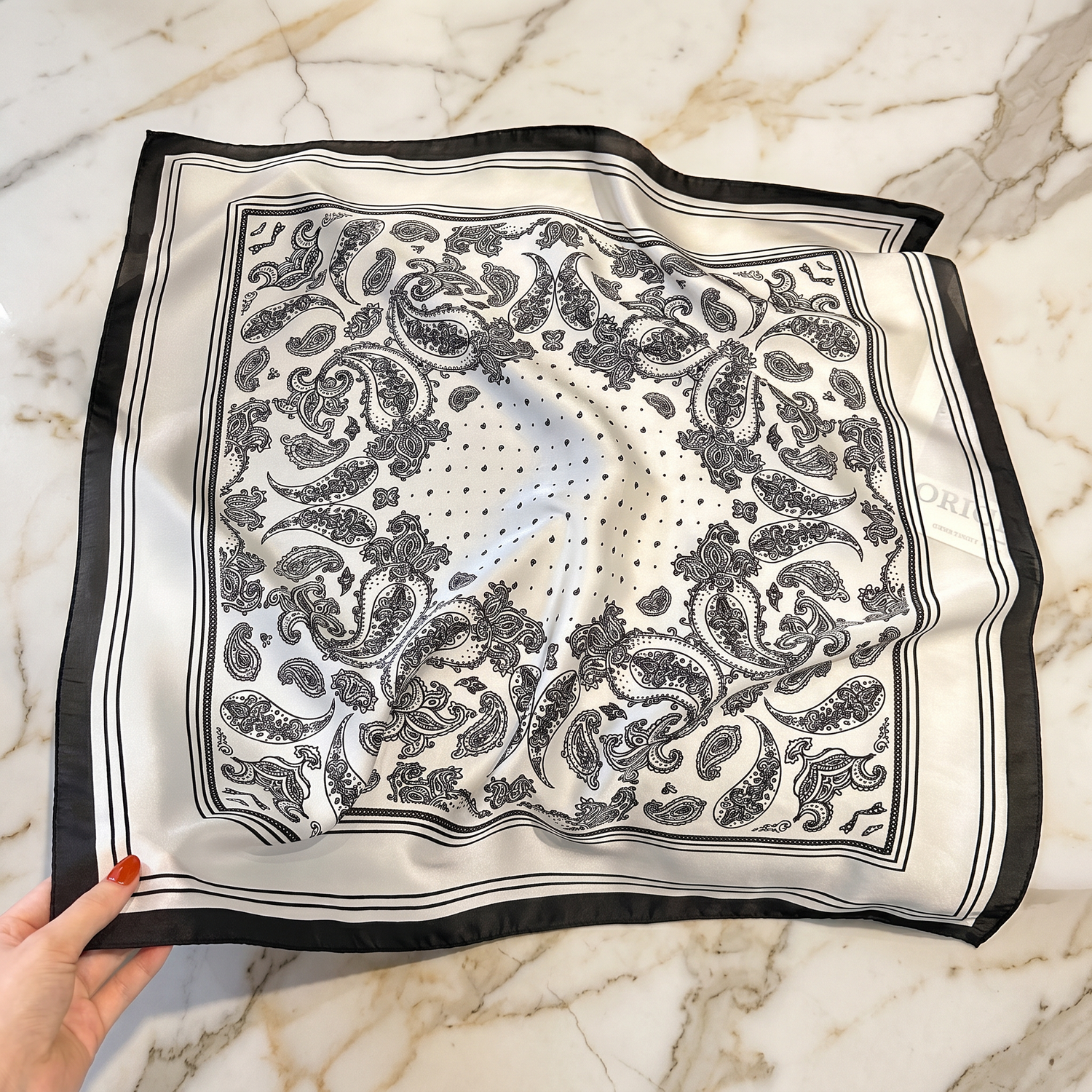 Roselys Paris foulard femme blanc noir baroque carré satiné 70x70 cm