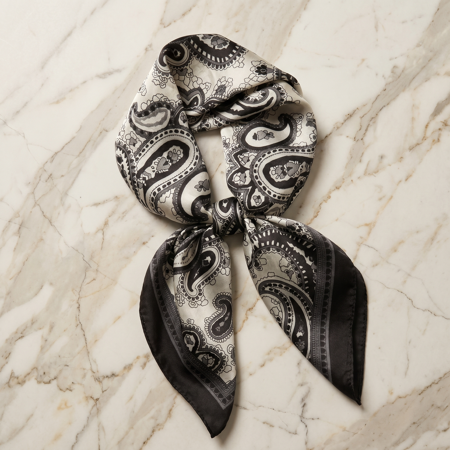 Roselys Paris foulard femme noir blanc paisley carré satiné 70x70 cm