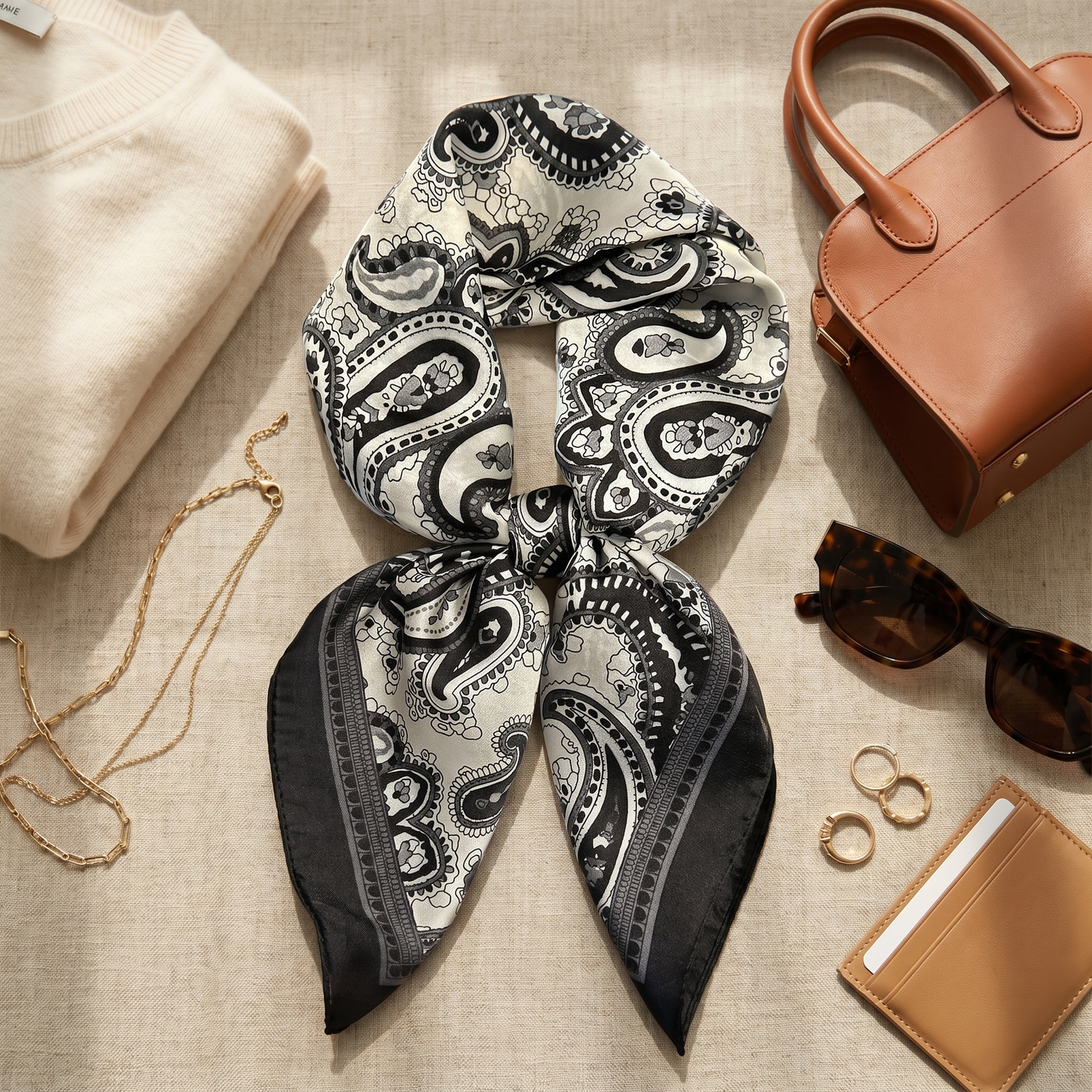 Roselys Paris foulard femme noir blanc paisley carré satiné 70x70 cm, porté au cou