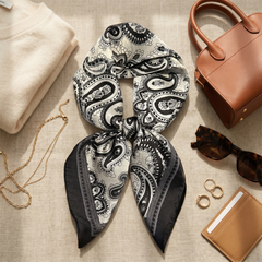 Roselys Paris foulard femme noir blanc paisley carré satiné 70x70 cm, porté au cou