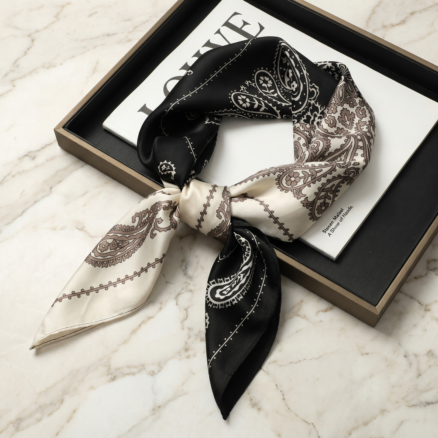 Roselys Paris foulard femme noir blanc paisley carré satiné 70x70 cm