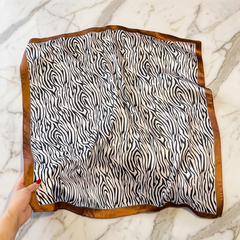 Roselys Paris foulard femme marron orange animalier carré satiné 70x70 cm