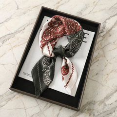 Roselys Paris foulard femme bordeaux doré paisley carré satiné 70x70 cm