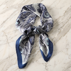 Roselys Paris foulard femme marine blanc paisley carré satiné 70x70 cm