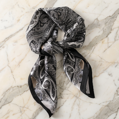 Roselys Paris foulard femme gris noir paisley carré satiné 70x70 cm