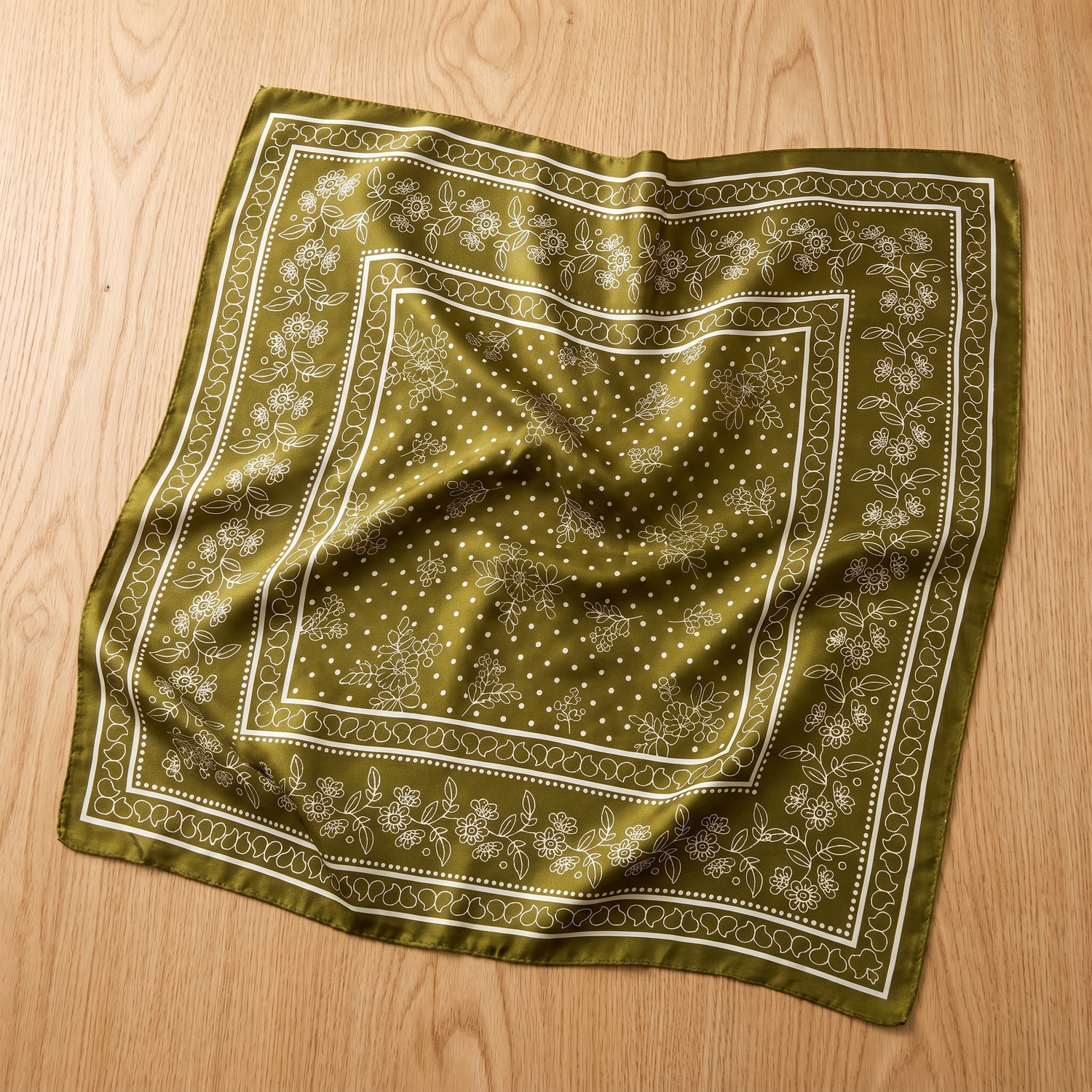 Roselys Paris foulard femme vert crème paisley carré satiné 70x70 cm
