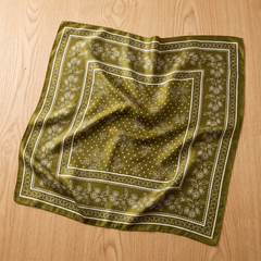 Roselys Paris foulard femme vert crème paisley carré satiné 70x70 cm