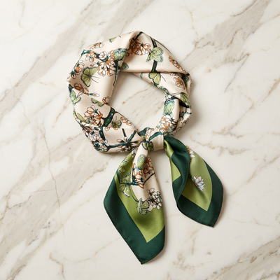 Foulard Carré Satin Fleuri — Crème & Émeraude Fleurs Botaniques Aquarelle