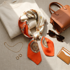Roselys Paris foulard femme crème orange baroque carré satiné 70x70 cm, porté au cou