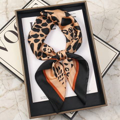 Roselys Paris foulard femme marron noir animalier carré satiné 70x70 cm