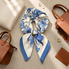 Roselys Paris foulard femme blanc bleu fleuri carré satiné 70x70 cm, porté au cou