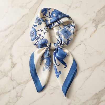 Foulard Carré Satin Fleuri — Bleu Marine & Ivoire Fleurs Botaniques