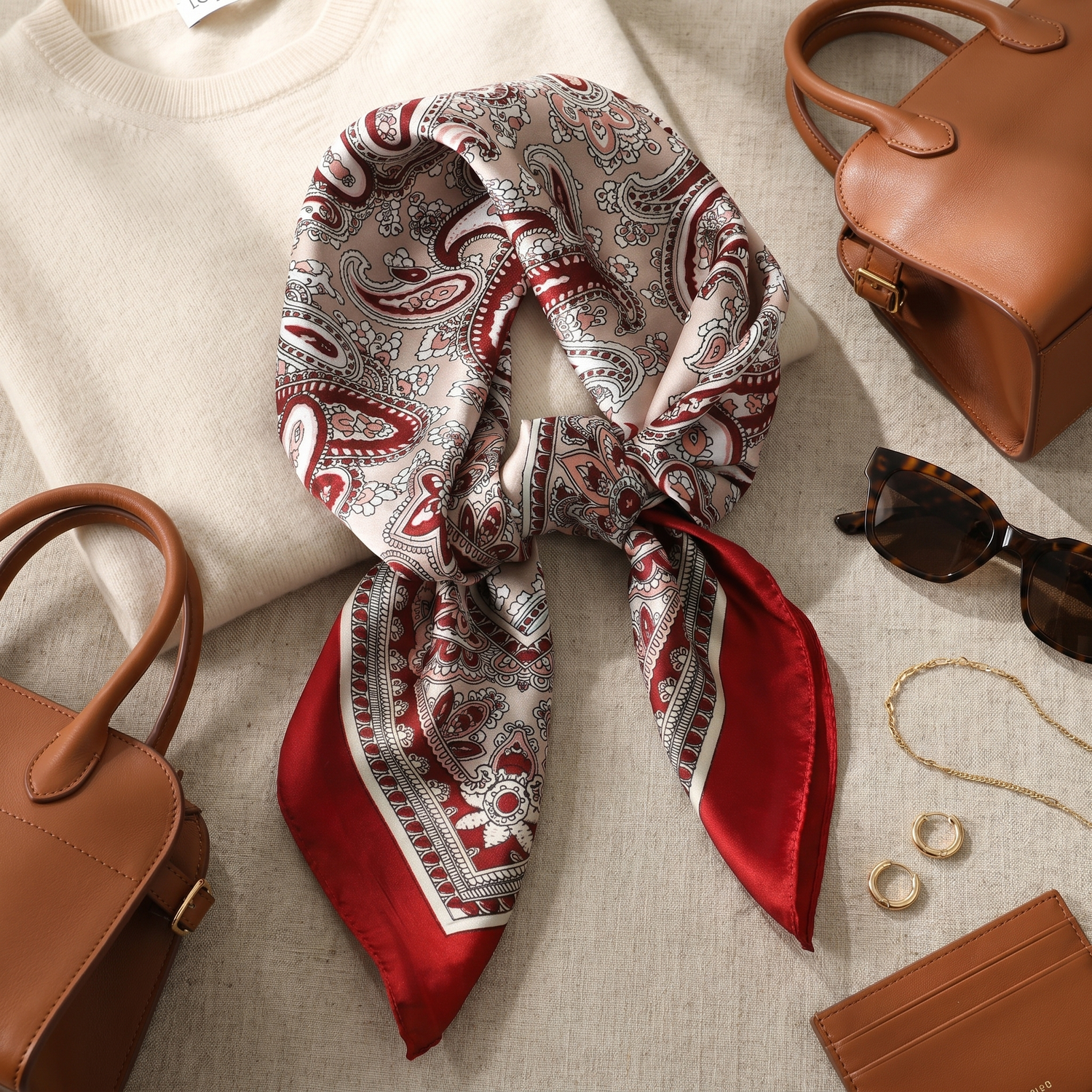 Roselys Paris foulard femme rouge crème paisley carré satiné 70x70 cm, porté au cou