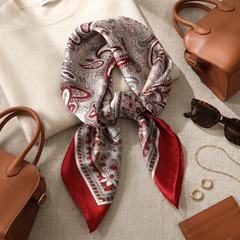 Roselys Paris foulard femme rouge crème paisley carré satiné 70x70 cm, porté au cou