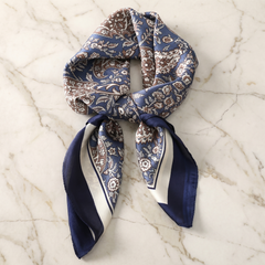 Roselys Paris foulard femme bleu blanc fleuri carré satiné 70x70 cm