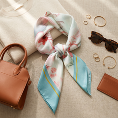 Roselys Paris foulard femme blanc bleu ciel fleuri carré satiné 70x70 cm, porté au cou