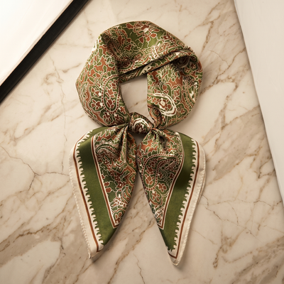 Foulard Carré Satin Paisley — Sauge & Terracotta Paisley Baroque Doré