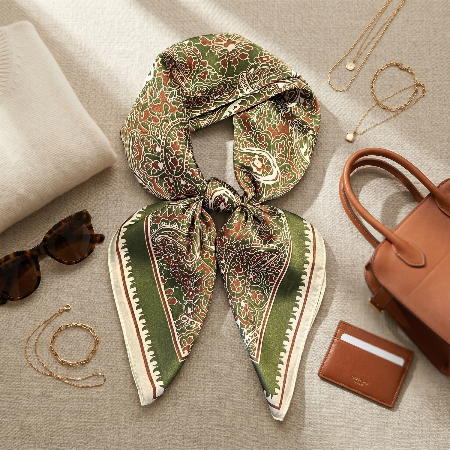 Roselys Paris foulard femme vert crème paisley carré satiné 70x70 cm, porté au cou