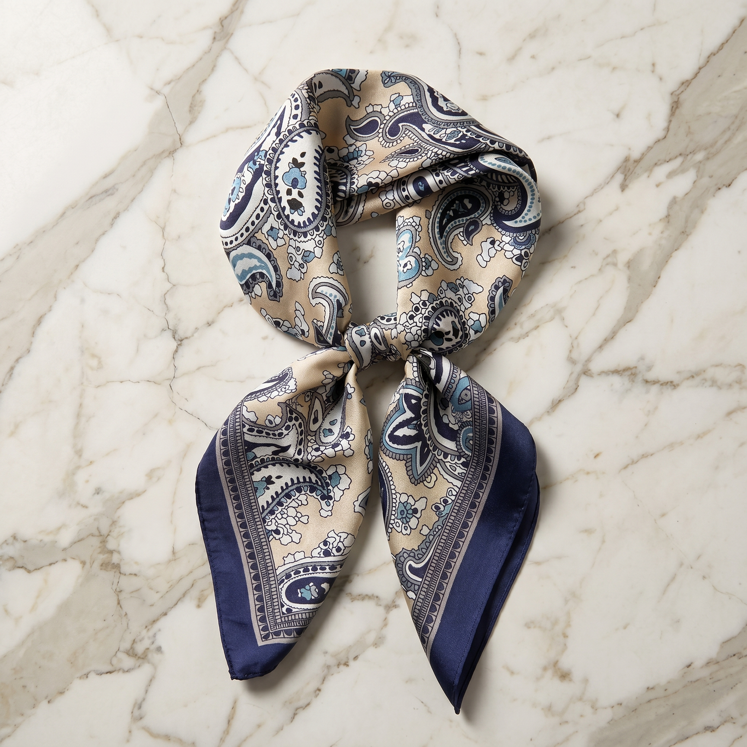 Roselys Paris foulard femme marine blanc paisley carré satiné 70x70 cm