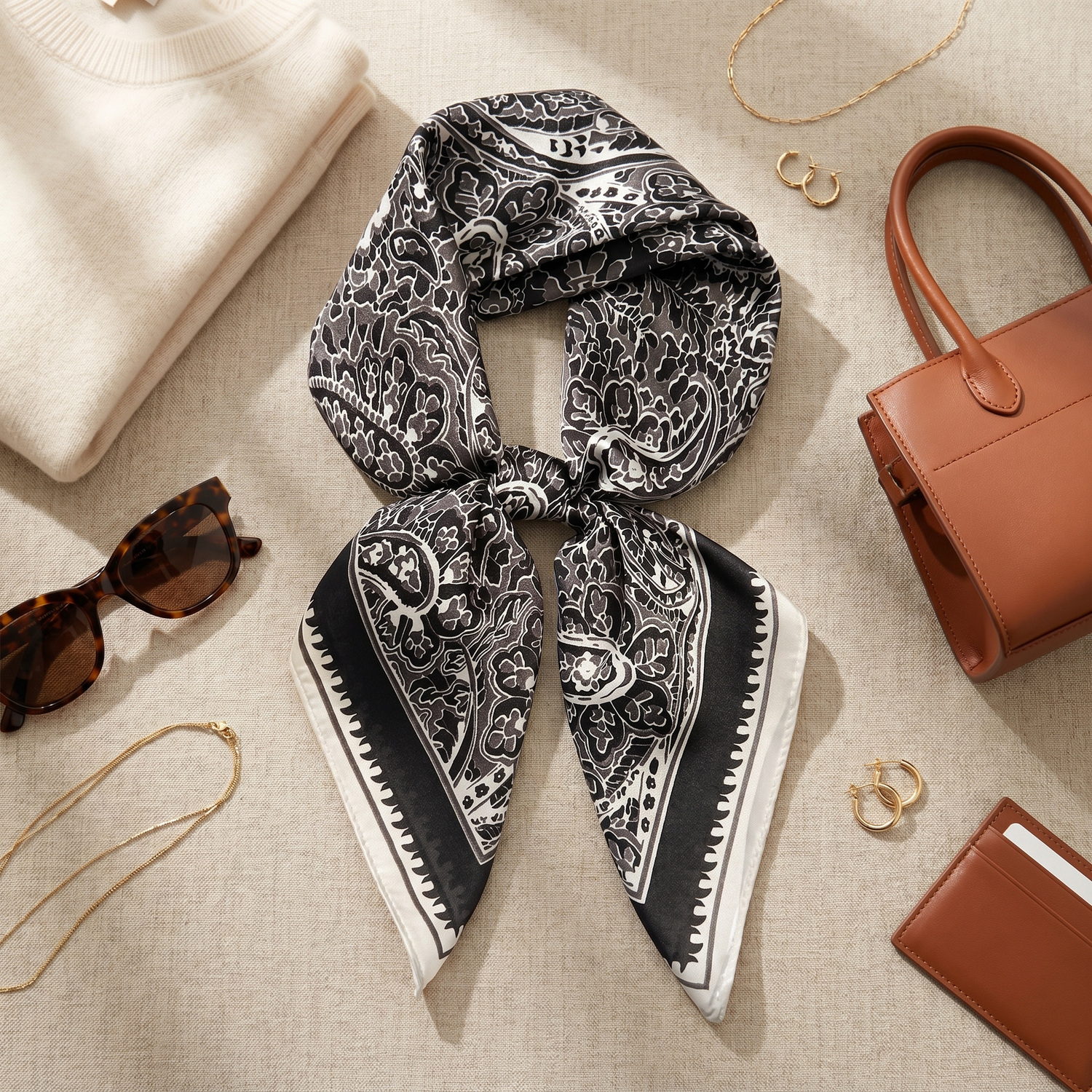 Roselys Paris foulard femme noir gris paisley carré satiné 70x70 cm, porté au cou