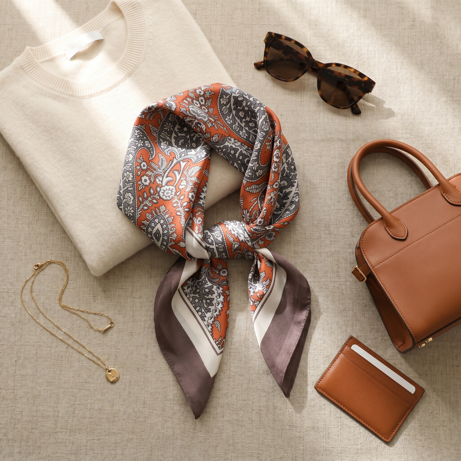 Roselys Paris foulard femme gris orange paisley carré satiné 70x70 cm, porté au cou