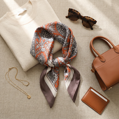 Roselys Paris foulard femme gris orange paisley carré satiné 70x70 cm, porté au cou