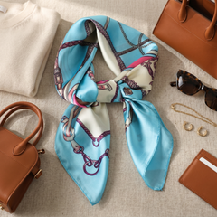 Roselys Paris foulard femme turquoise crème baroque carré satiné 70x70 cm, porté au cou
