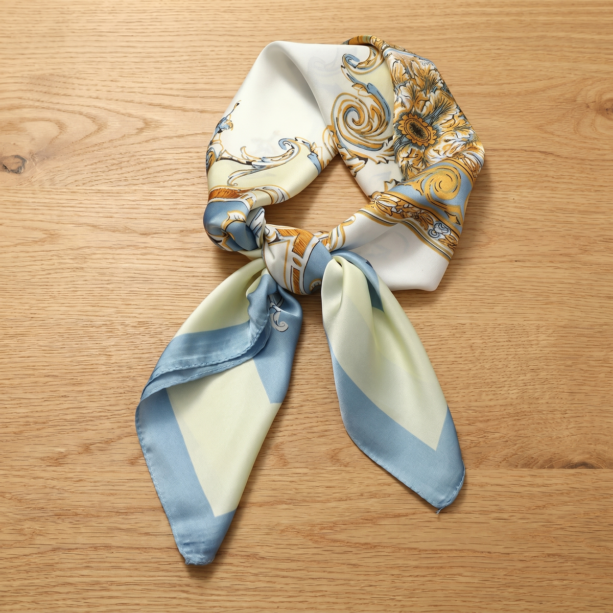 Roselys Paris foulard femme crème bleu baroque carré satiné 70x70 cm