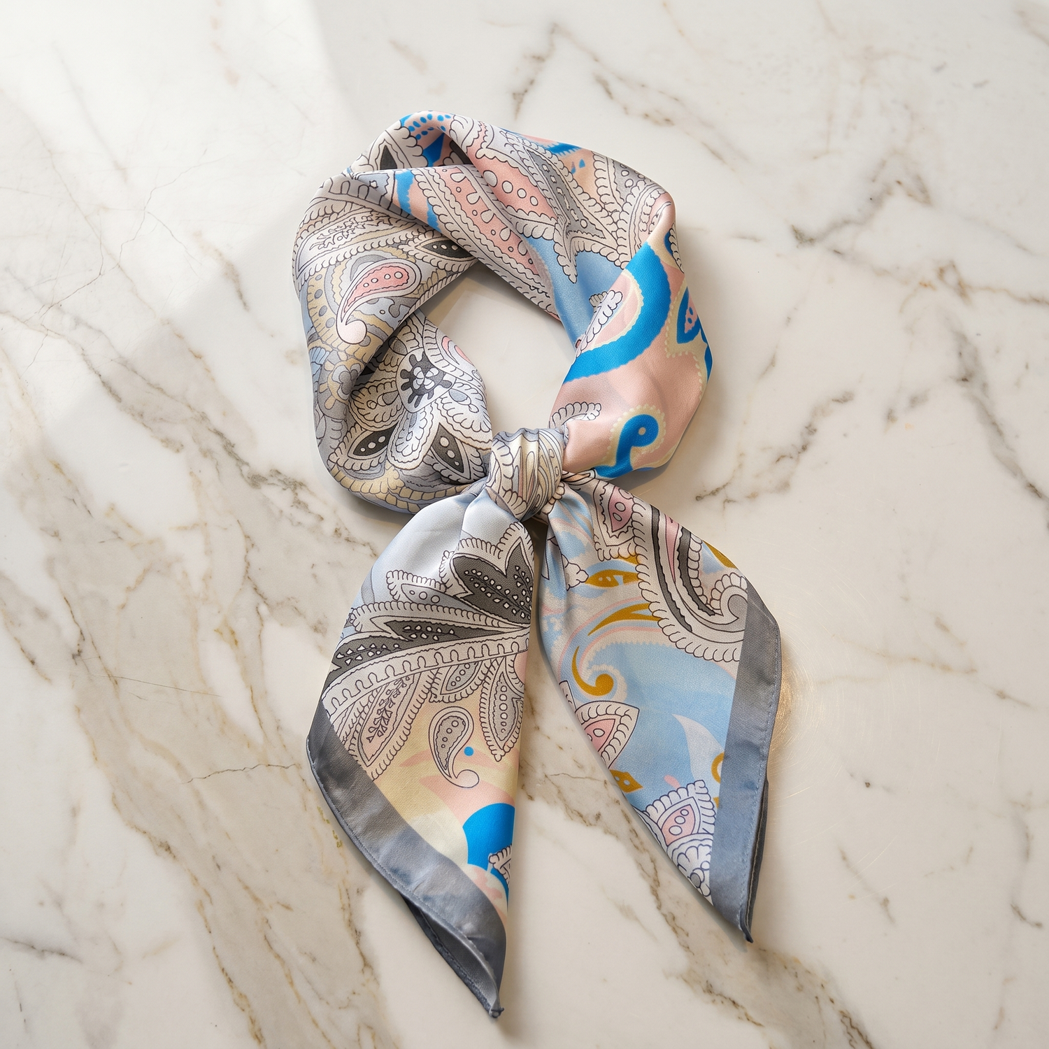 Roselys Paris foulard femme blanc bleu abstrait carré satiné 70x70 cm