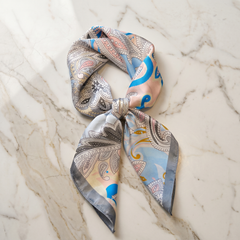 Roselys Paris foulard femme blanc bleu abstrait carré satiné 70x70 cm