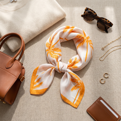 Roselys Paris foulard femme blanc orange fleuri carré satiné 70x70 cm, porté au cou