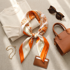 Roselys Paris foulard femme orange crème baroque carré satiné 70x70 cm, porté au cou