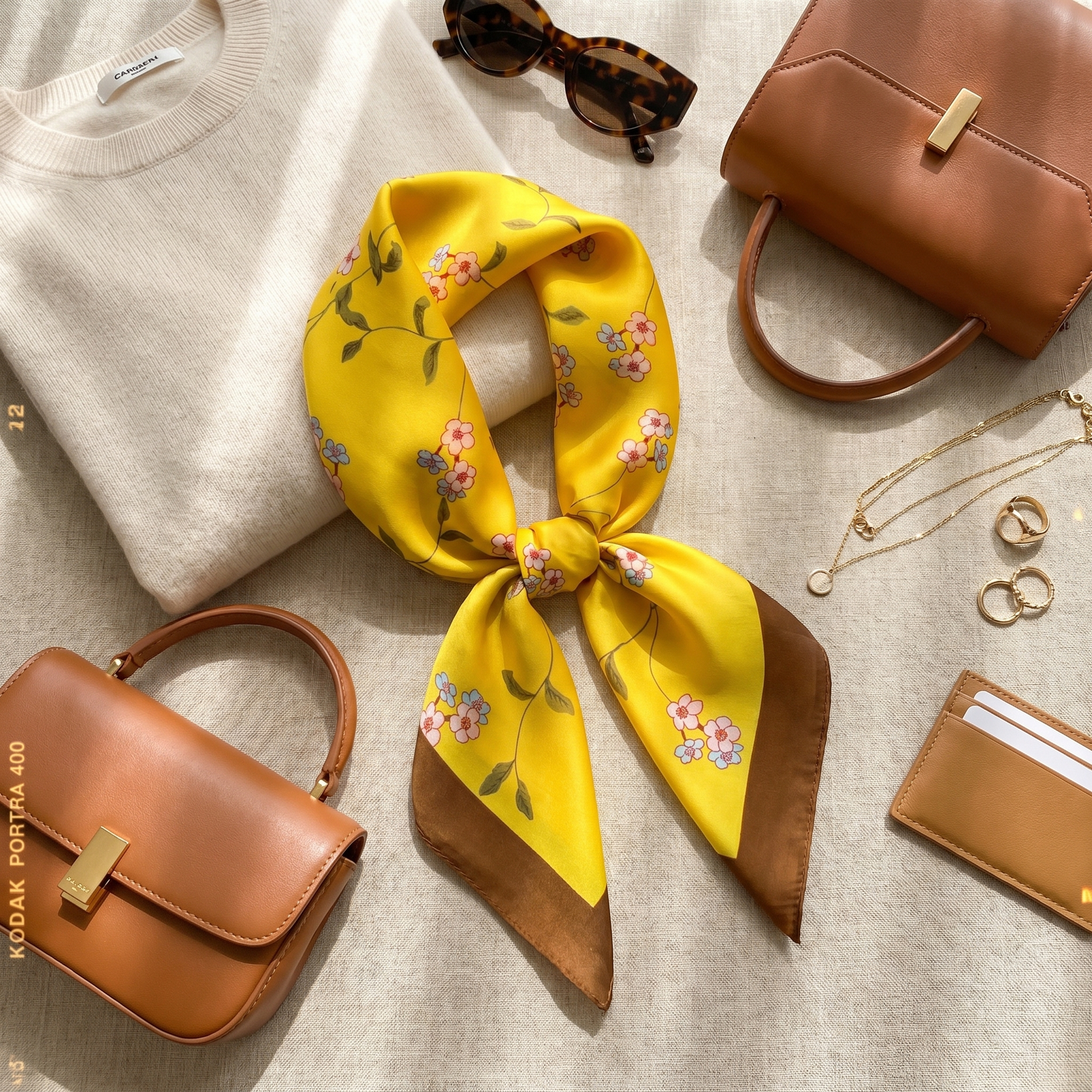 Roselys Paris foulard femme jaune marron fleuri carré satiné 70x70 cm, porté au cou