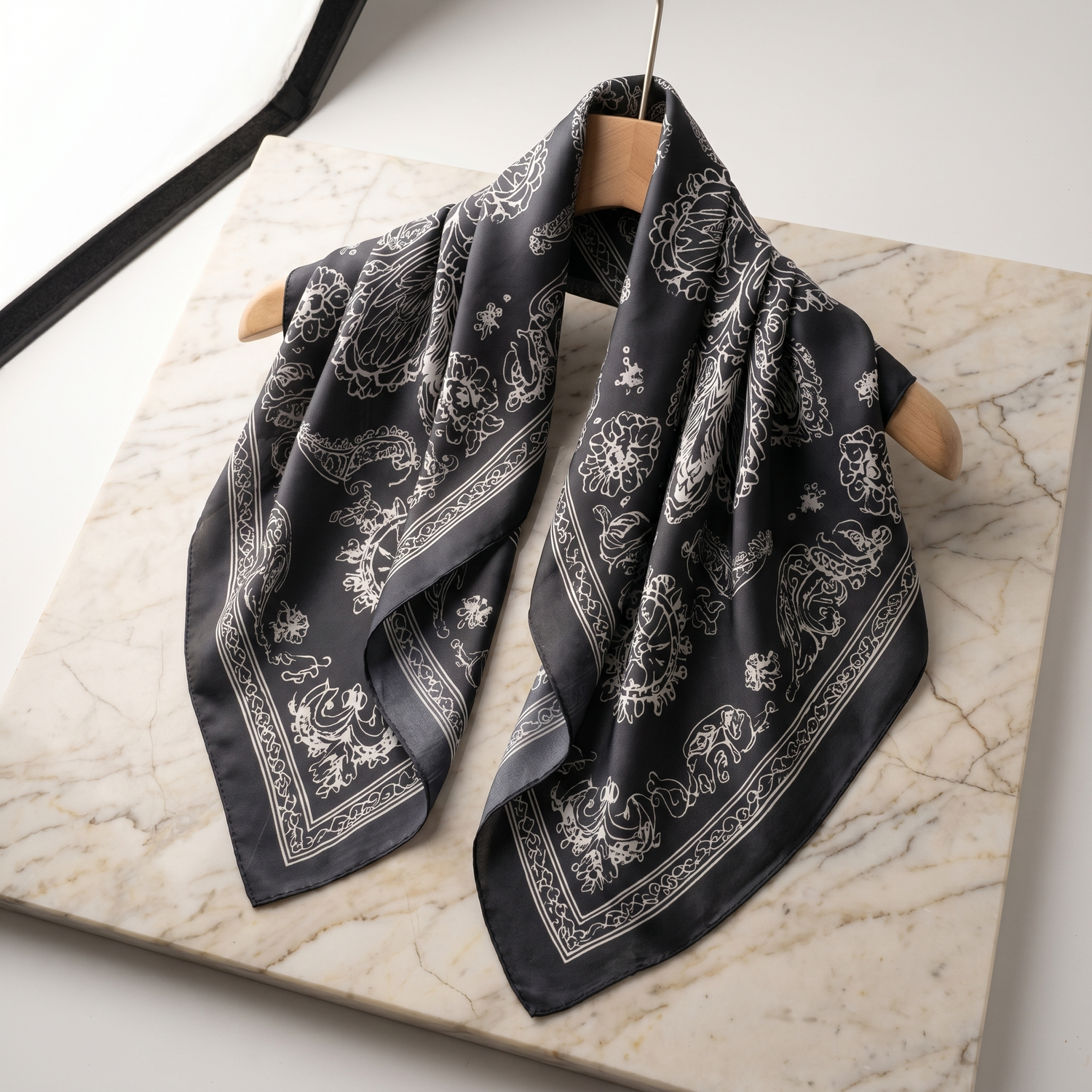 Roselys Paris foulard femme gris noir paisley carré satiné 70x70 cm