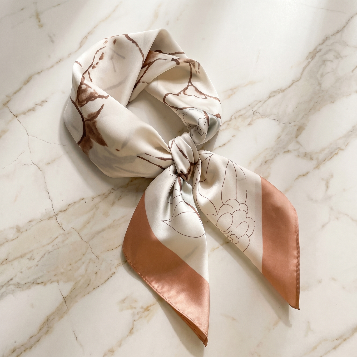 Roselys Paris foulard femme beige marron abstrait carré satiné 70x70 cm