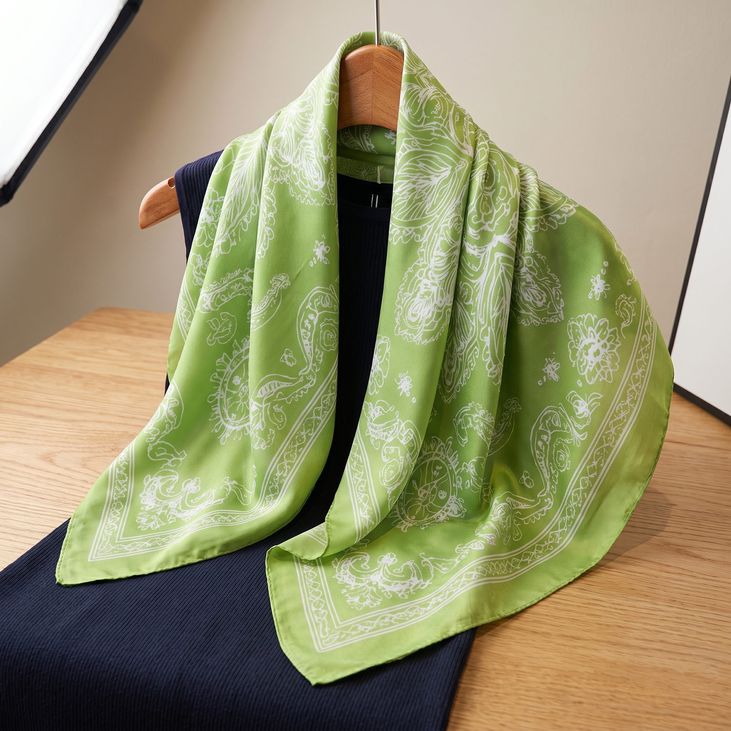 Roselys Paris foulard femme vert blanc fleuri carré satiné 70x70 cm