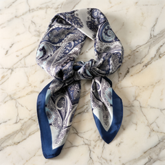Roselys Paris foulard femme blanc marine paisley carré satiné 70x70 cm