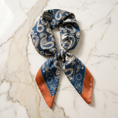 Roselys Paris foulard femme bleu orange paisley carré satiné 70x70 cm