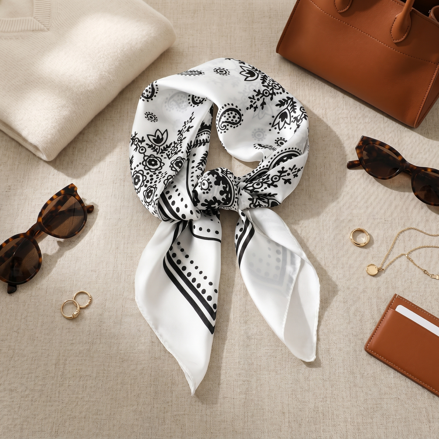 Roselys Paris foulard femme blanc noir baroque carré satiné 70x70 cm, porté au cou