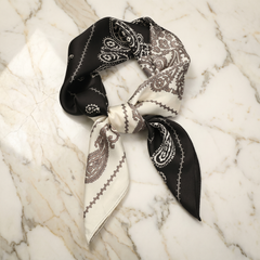 Roselys Paris foulard femme noir blanc paisley carré satiné 70x70 cm