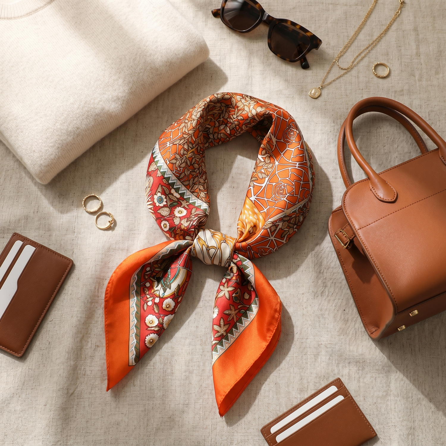 Roselys Paris foulard femme crème orange paisley carré satiné 70x70 cm, porté au cou