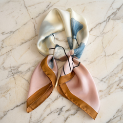 Roselys Paris foulard femme crème rose abstrait carré satiné 70x70 cm