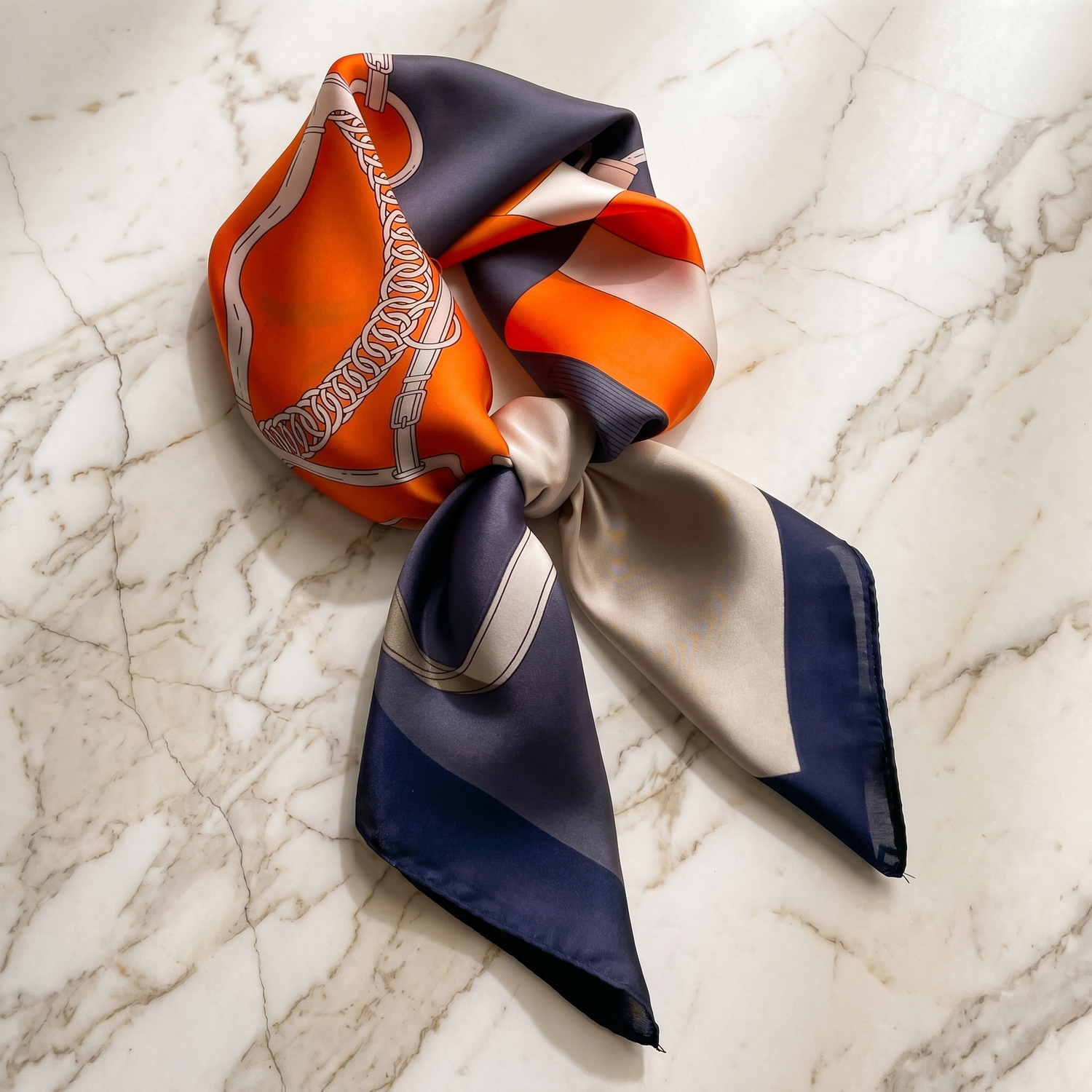 Roselys Paris foulard femme marine orange abstrait carré satiné 70x70 cm