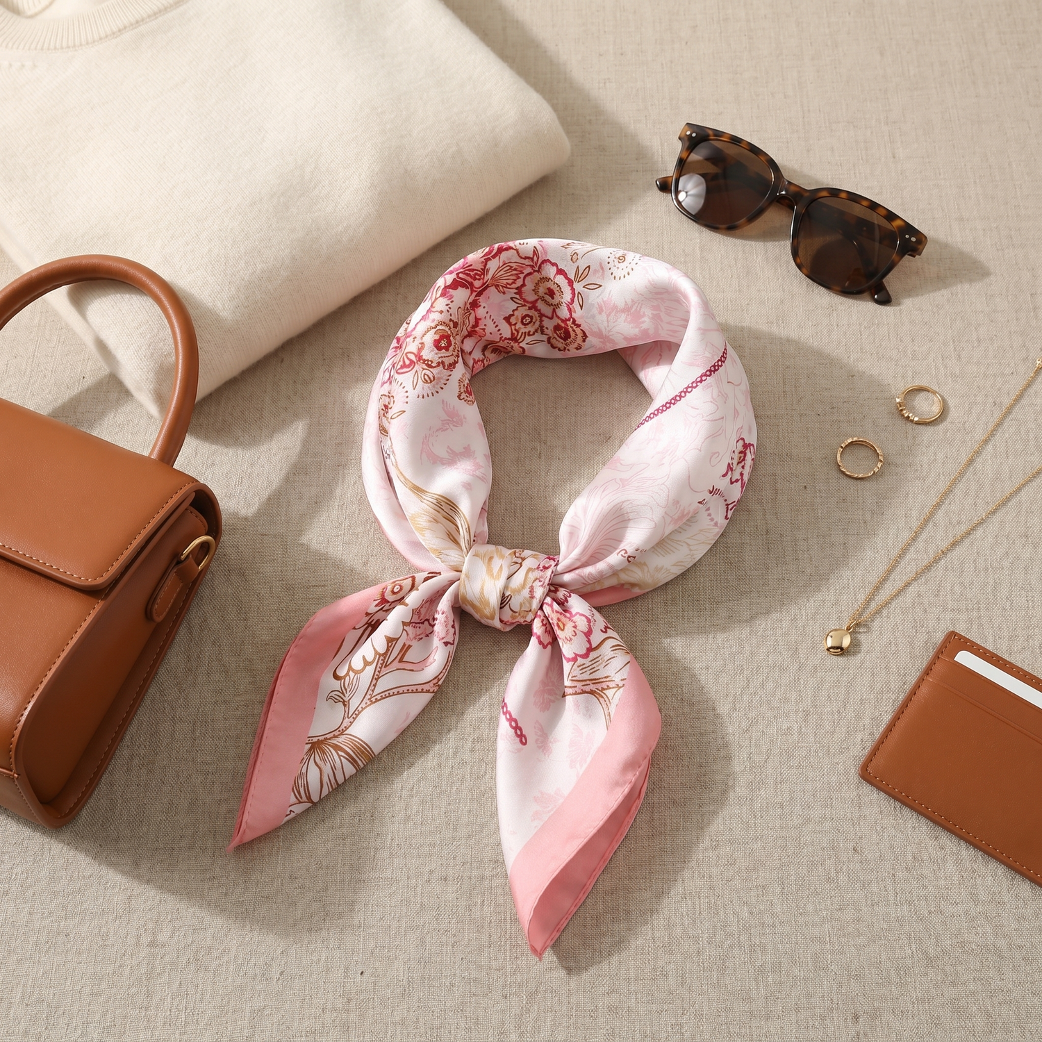 Roselys Paris foulard femme rose crème fleuri carré satiné 70x70 cm, porté au cou