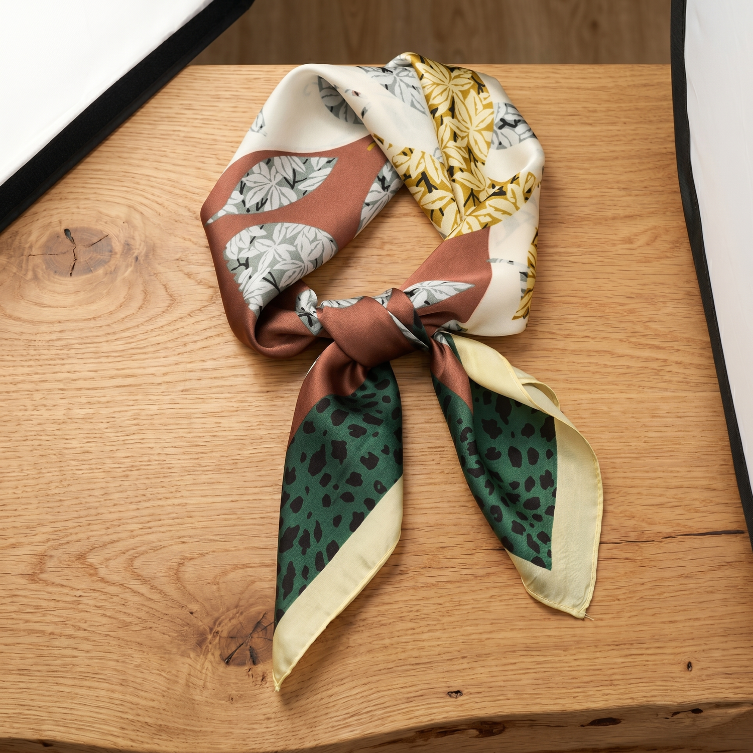 Roselys Paris foulard femme vert crème fleuri carré satiné 70x70 cm
