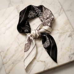 Roselys Paris foulard femme noir blanc paisley carré satiné 70x70 cm