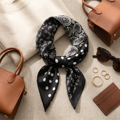 Roselys Paris foulard femme noir blanc paisley carré satiné 70x70 cm, porté au cou