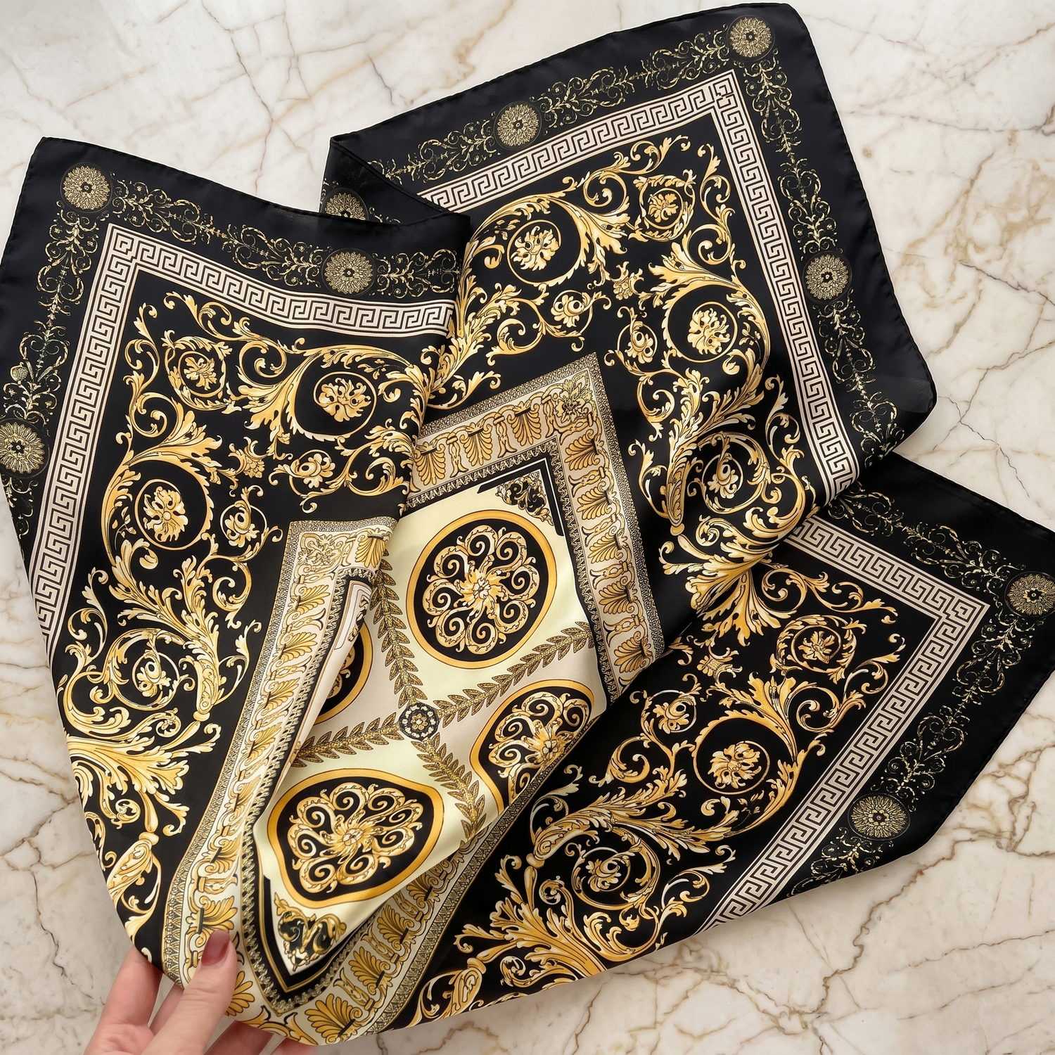 Roselys Paris foulard femme noir doré baroque carré satiné 70x70 cm