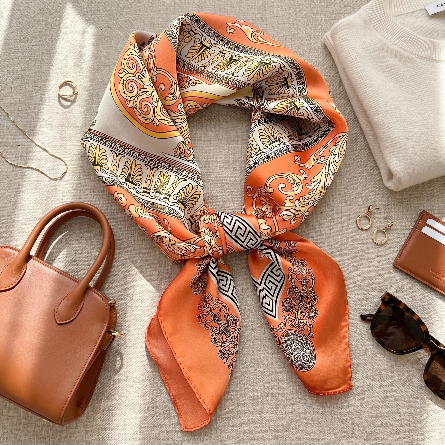 Roselys Paris foulard femme crème orange baroque carré satiné 70x70 cm, porté au cou